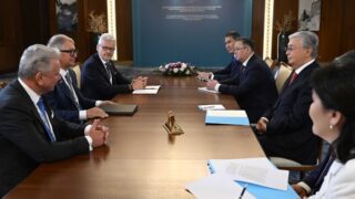 Токаев встретился с председателем наблюдательного совета Polpharma SA Стараком