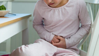 У Каждого 6 ребенка в США возникают ежемесячные боли в животе: исследование