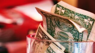 Утром понедельника доллар не проявляет никакой динамики на торгах