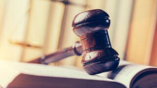 В Алматы приговорили 7 полицейских виновными по делу о пытках многодетного отца