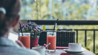 В Алматы ветка упала на летнюю террасу кафе