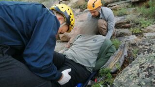 В Баянауле пострадал отдыхающий: спасатели эвакуировали с горы