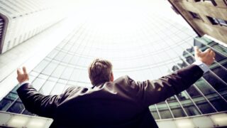 Почему родители мягче к безработным дочерям и требовательнее к сыновьям — ответ учёных