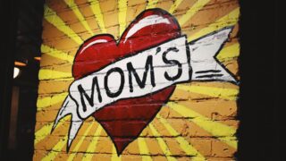 В Казахстане утверждены День матери и День отца в календаре праздников