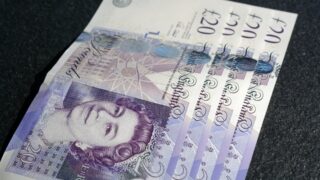 Фунт ждет решения Банка Англии и падает к доллару