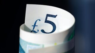 Великобритания сталкивается с риском рецессии, что приводит к падению фунта