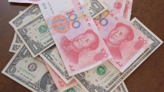 Юань падает из-за укрепления доллара США и неопределенности в экономике