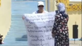 Жительница Актау провела одиночный пикет, требуя отставки министра здравоохранения
