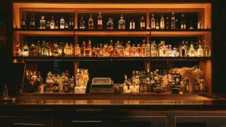 Актюбинец разбил бокал о голову девушки-бармена и своровал деньги