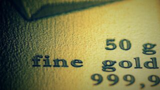 Цена золота утром в пятницу остается стабильной в целом