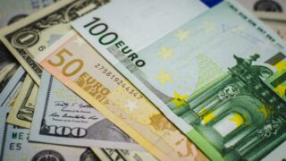 Дешевеющий доллар перед рядом макроданных по США в сравнении с евро