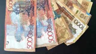 Доллар подешевел до 535 тенге в понедельник