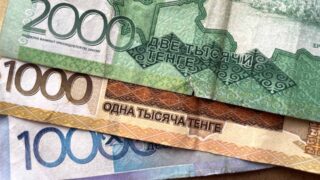 Доллар на KASE в 11:00 продавался около отметки 447,42 тенге