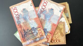 Доллар на KASE в 11:00 продавался около отметки 444,23 тенге