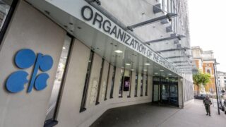 Генсек ОПЕК не считает «странным» решение о сокращении нефтедобычи