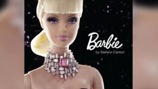 Кукла Barbie с редким бриллиантом продана за рекордную цену на аукционе за $302 тыс