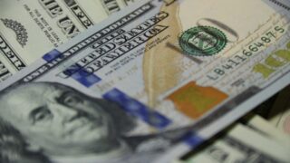 Курс доллара к евро стабилен перед решением ФРС США по ставке