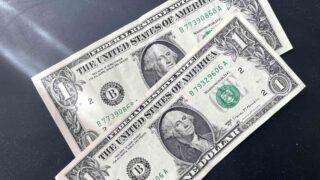 Курс доллара вырос почти на 3 тенге на бирже в понедельник