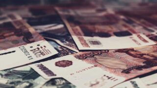 Курс рубля на Мосбирже в начале торгов незначительно повышается