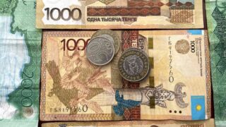 Курс тенге корректируется