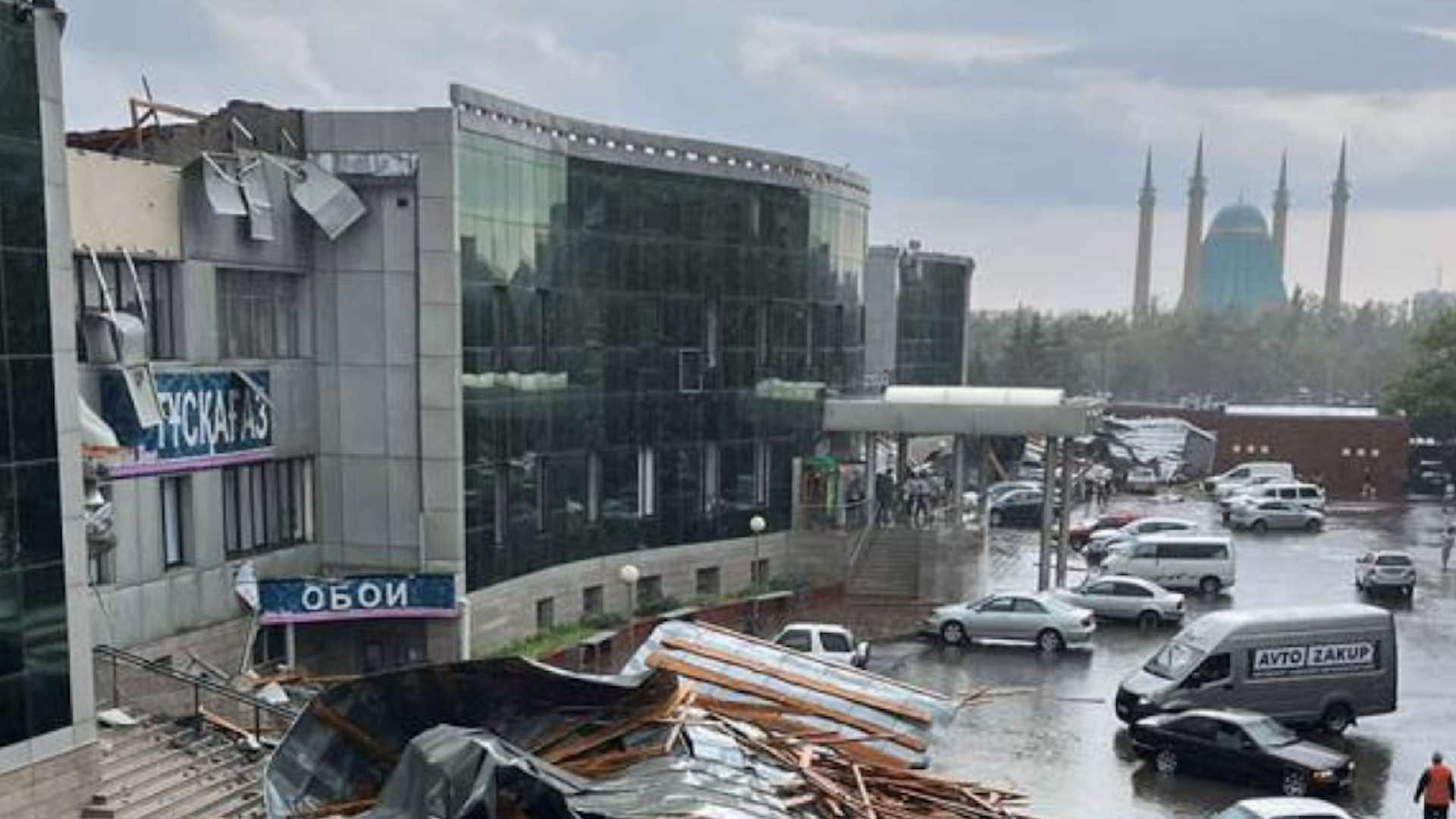 Ливень и ураган обрушились на Павлодар — пострадал торговый дом 