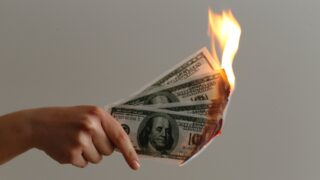 Мировые рынки находятся под давлением, рубль демонстрирует разнонаправленное движение