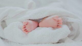 Неправильное укладывание младенцев в кровать может иметь летальные последствия