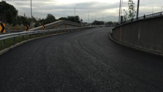 Новый опыт: более прочный асфальт укладывают на дорогах Алматы