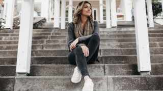 Почему молодые женщины более склонны к падению с лестницы