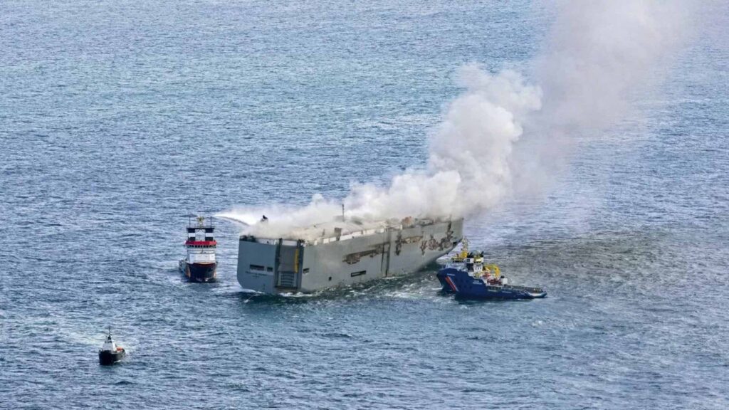 Пожар на борту корабля у голландского острова: один погибший и 22 пострадавших