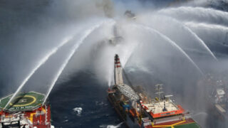 Пожар на платформе Pemex привел к потере 700 000 баррелей нефти