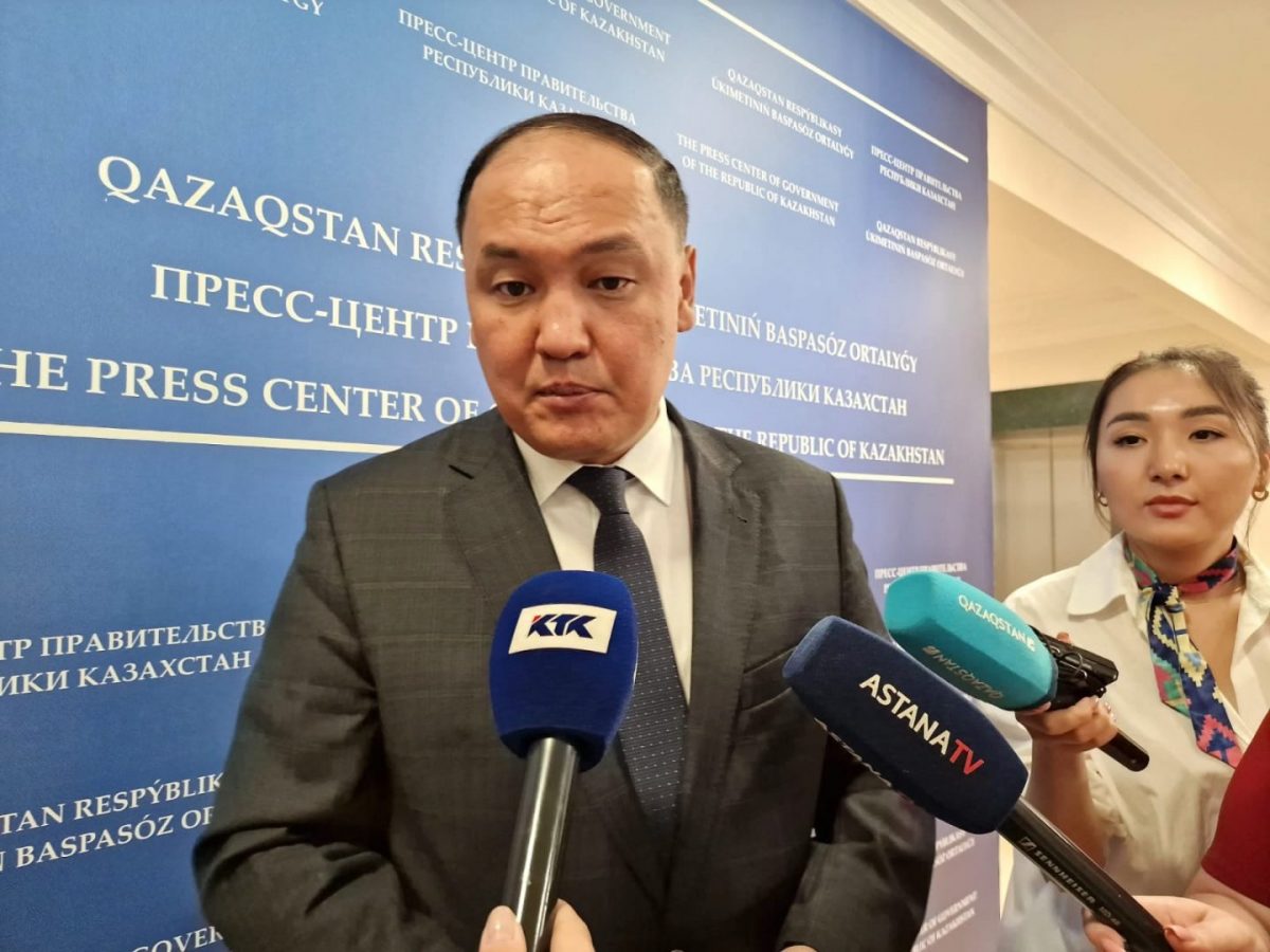 С чем связано нашествие саранчи, рассказал Карашукеев