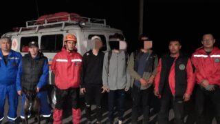 Сотрудники МЧС спасли трех подростков в горах Алатау