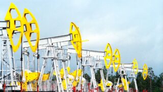 Спрос на нефть способствует повышению ее стоимости