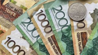 Средневзвешенный курс доллара на KASE в 17:00 составил 442,87 тенге