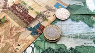 Средневзвешенный курс доллара на KASE в 17:00 составил 443,77 тенге