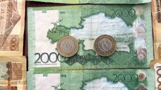 Средневзвешенный курс доллара на KASE в 17:00 составил 446,27 тенге