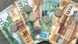 Средневзвешенный курс доллара на KASE в 17:00 составил 444,59 тенге