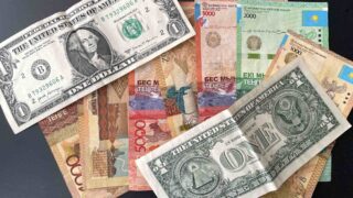 Доллар упал на 4 тенге на бирже. Каким будет курс 14 августа?