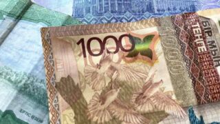 Доллар «упал» до 545 тенге на бирже. Каков курс валют?