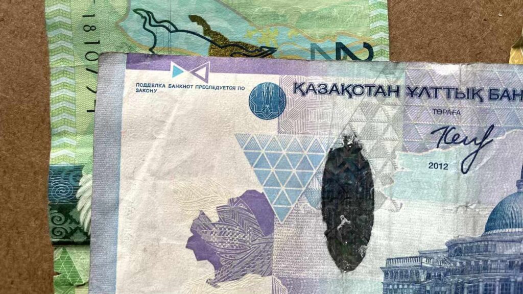 Средневзвешенный курс доллара на KASE в 17:00 составил 449,26 тенге