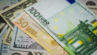 Доллар показывает стабильность к евро перед заседаниями ФРС США и ЕЦБ