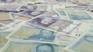 Упал ли фунт стерлингов к доллару на один процент на данных по инфляции?