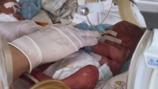 В Алматинской области врачи выходили ребенка с весом 850 граммов