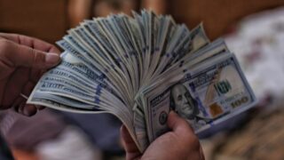 В Алматы задержаны граждане с поддельными долларами на сумму 20 300 долларов