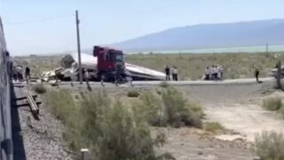 В Казахстане на железной дороге в Жетысу столкнулись поезд и фура