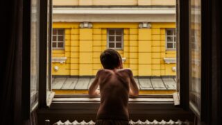 В Шымкенте семилетний ребенок выпал из окна