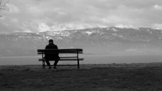 В Уральске пенсионер совершил прыжок из окна подъезда