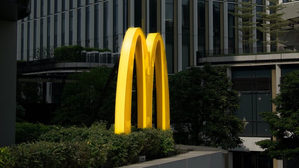 Владельцы McDonald's в Китае Carlyle, Trustar планируют выйти из компании за млрд - Bloomberg News