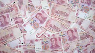 Юань снизился против доллара США из-за давления на спрос